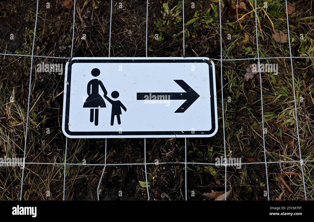 Verkehrsschild Fußgaenger Gehweg rechts gegenueber benutzen, aufgenommen in Eichenau, Bayern, Am 20. Novembre 2023. *** Panneau de signalisation les piétons utilisent le trottoir juste en face, pris à Eichenau, Bavière, le 20 novembre 2023 Banque D'Images