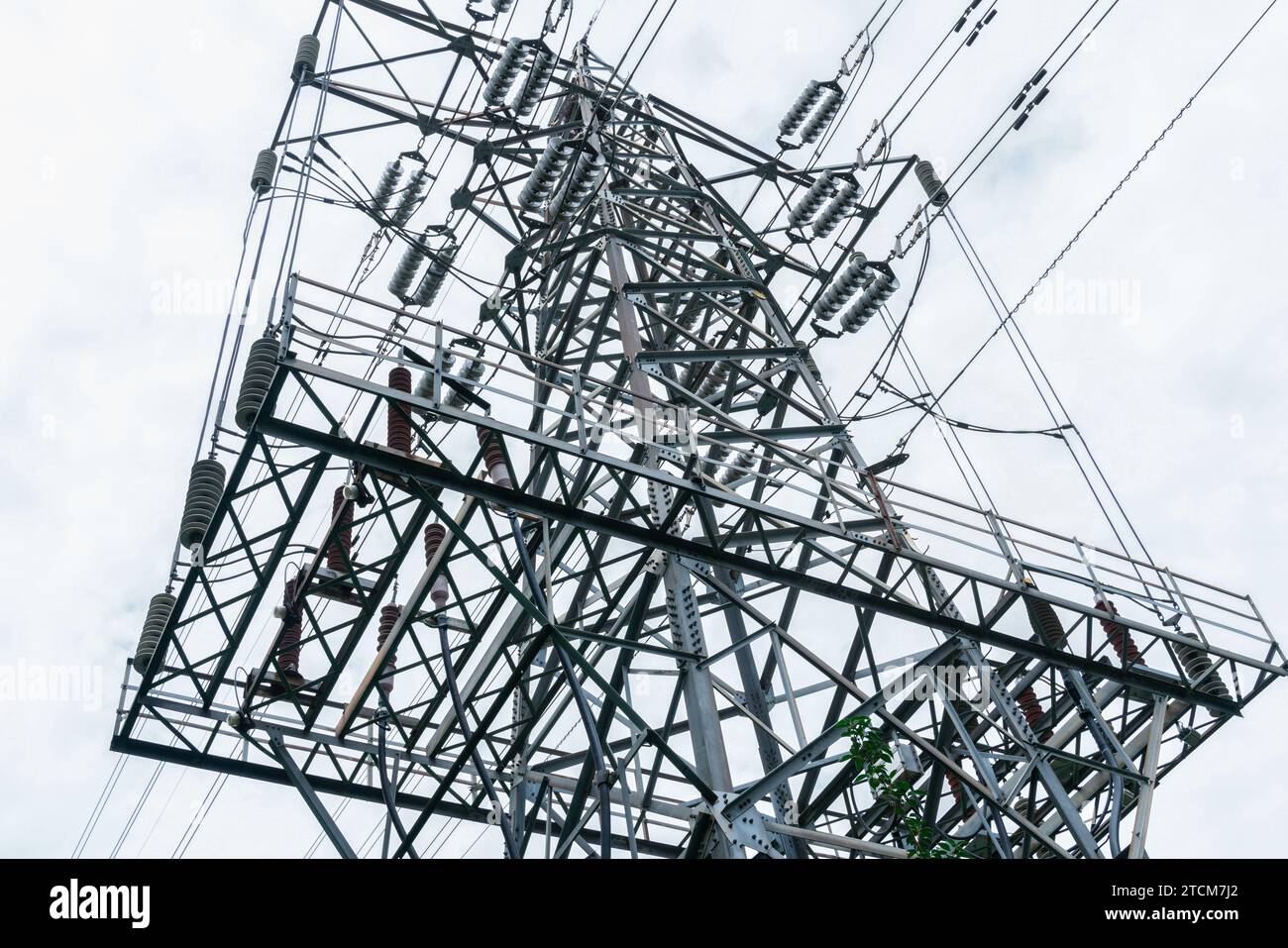 Image d'un poteau électrique présentant une structure métallique haute entourée de divers fils électriques Banque D'Images