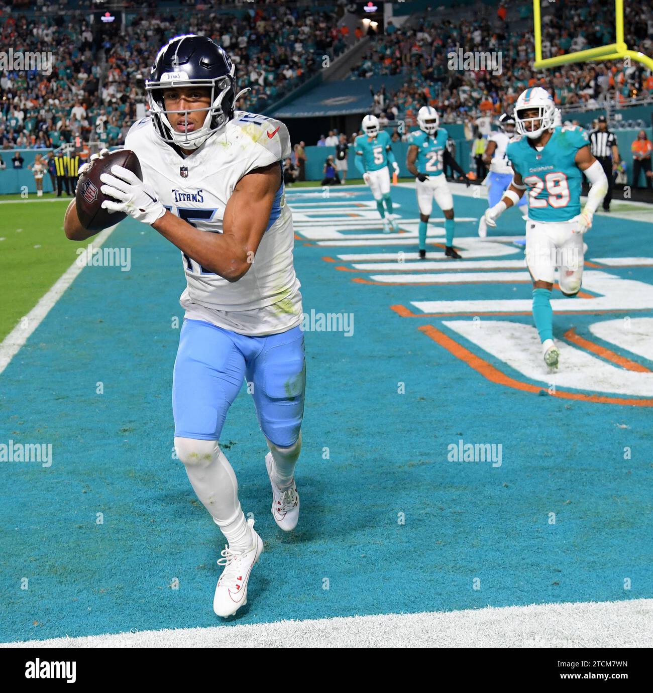 Le récepteur des Titans du Tennessee Nick Westbrook-Ikhine #15 attrape une passe pour une conversion de deux points au 4e quart-temps contre les Dolphins de Miami durin Banque D'Images