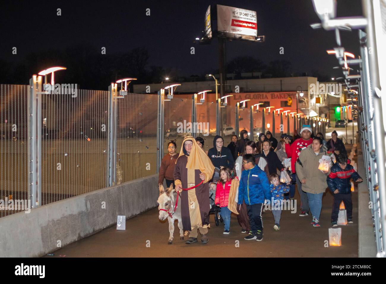 Detroit, Michigan - le Southwest Detroit Holiday Fest, dans le quartier mexicain-américain de la ville. Une procession posada, une tradition mexicaine, revivre Banque D'Images