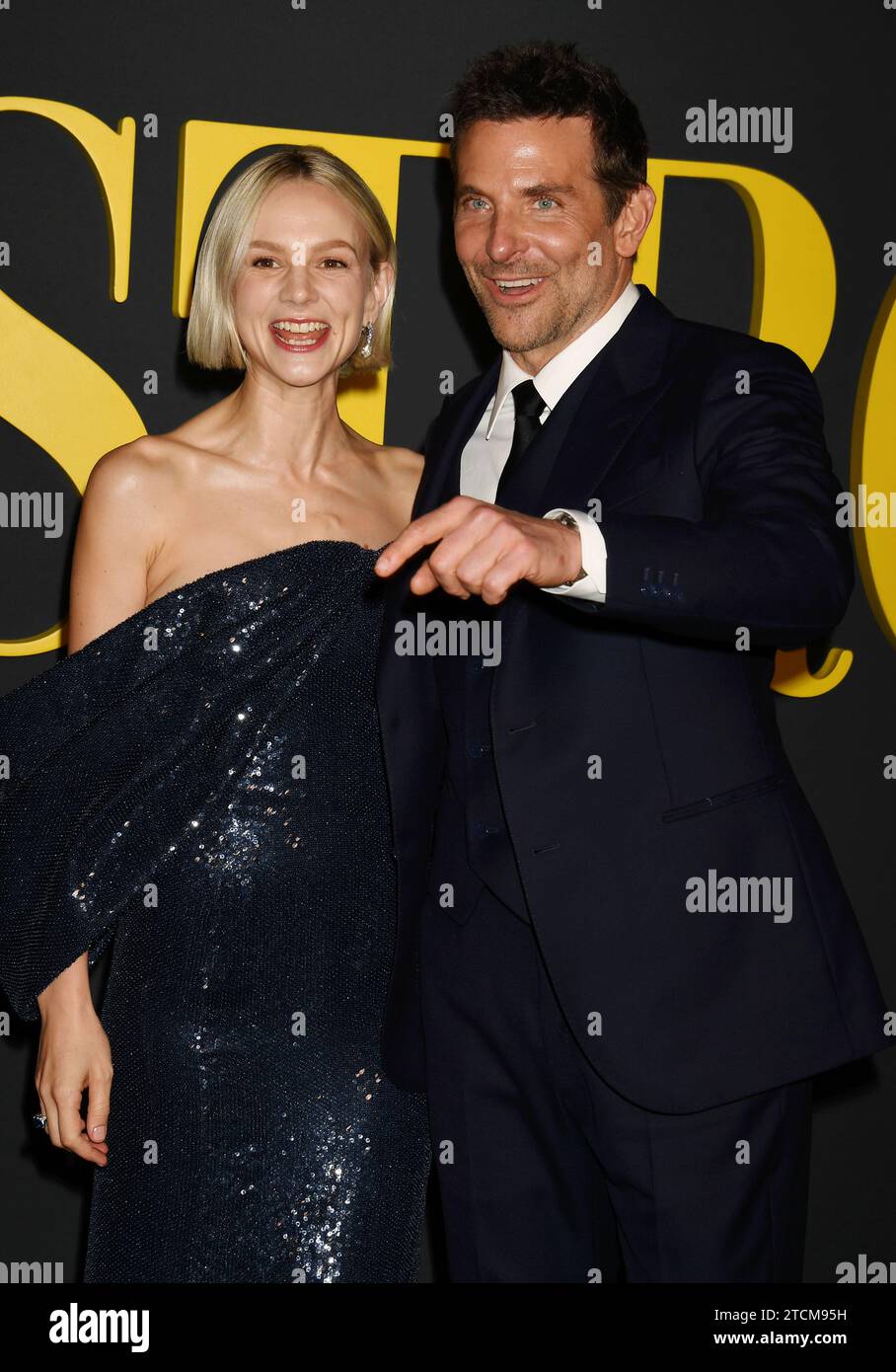 LOS ANGELES, CALIFORNIE - DÉCEMBRE 12 : (G-D) Carey Mulligan et Bradley Cooper assistent à l'appel photo de Netflix 'Maestro' Los Angeles à l'Academy Museum Banque D'Images