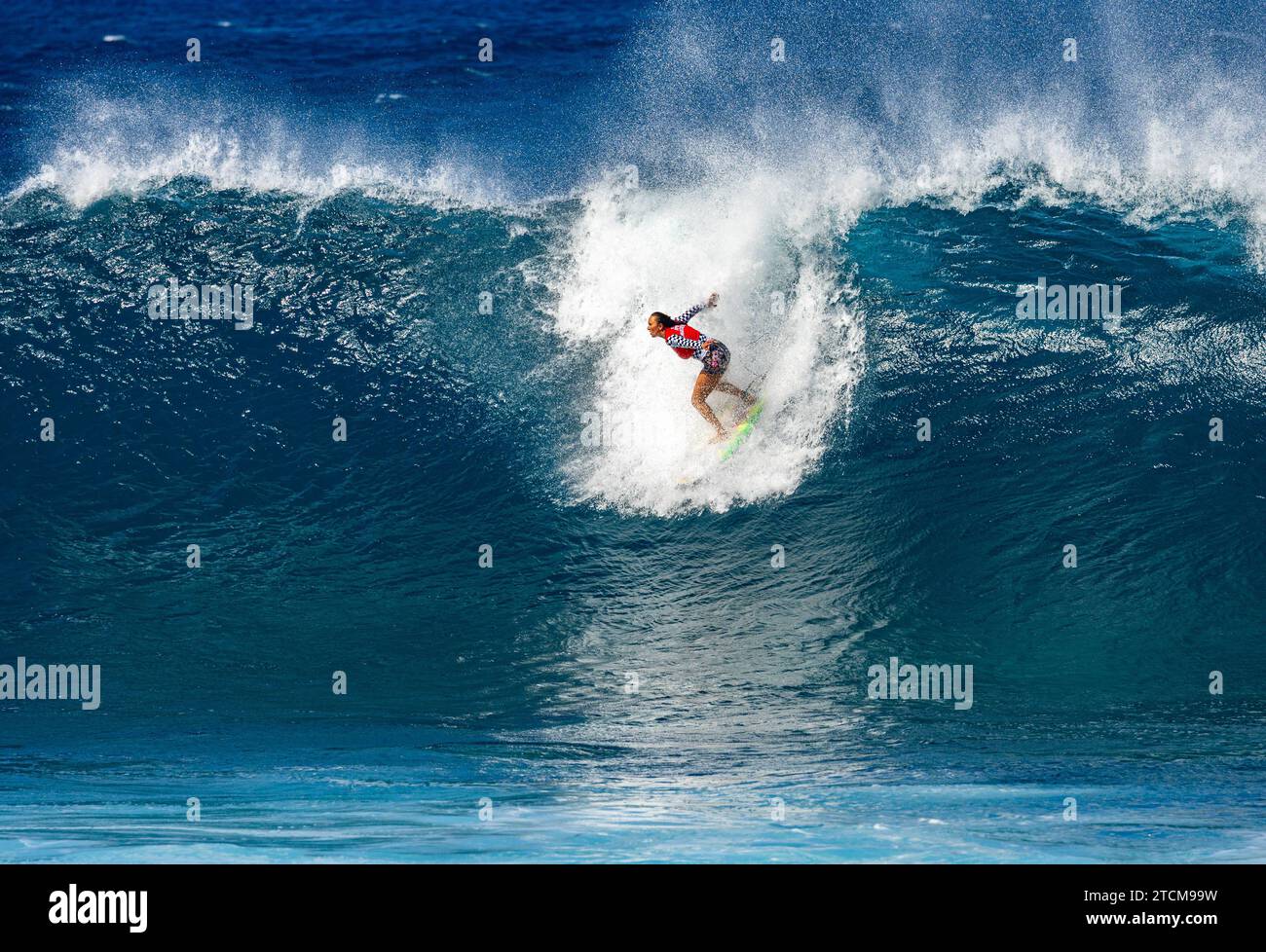 PUPUKEA, HI - 12 décembre 2023 : Carissa Moore photographiée au concours de surf Vans Pipe Masters 2023 au Banzai Pipeline à Pupukea, HI le 12 décembre 2023. Droit d'auteur : xErikxKabikxPhotography/xMediaPunchx Banque D'Images