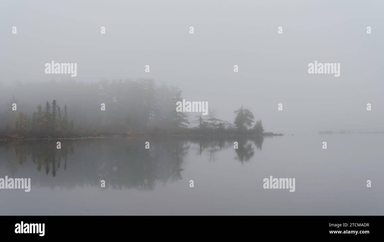 Une journée brumeuse sur long Pond, Maine Banque D'Images