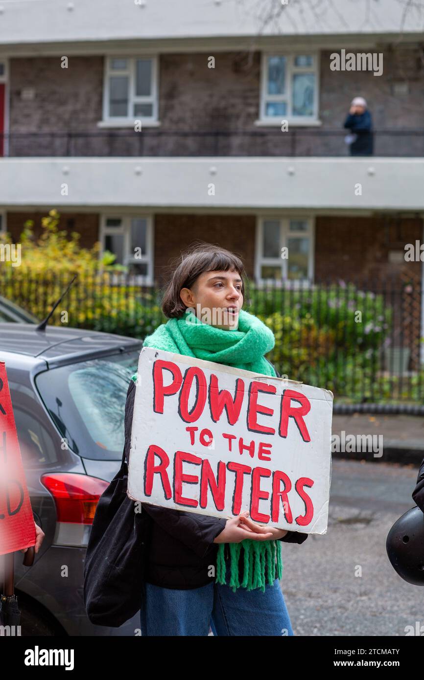 Manifestante féminine détenant le pouvoir de signe aux locataires à Londres, Royaume-Uni. Banque D'Images