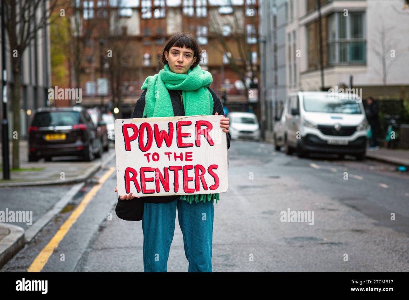 Manifestante féminine détenant le pouvoir de signe aux locataires à Londres, Royaume-Uni. Banque D'Images