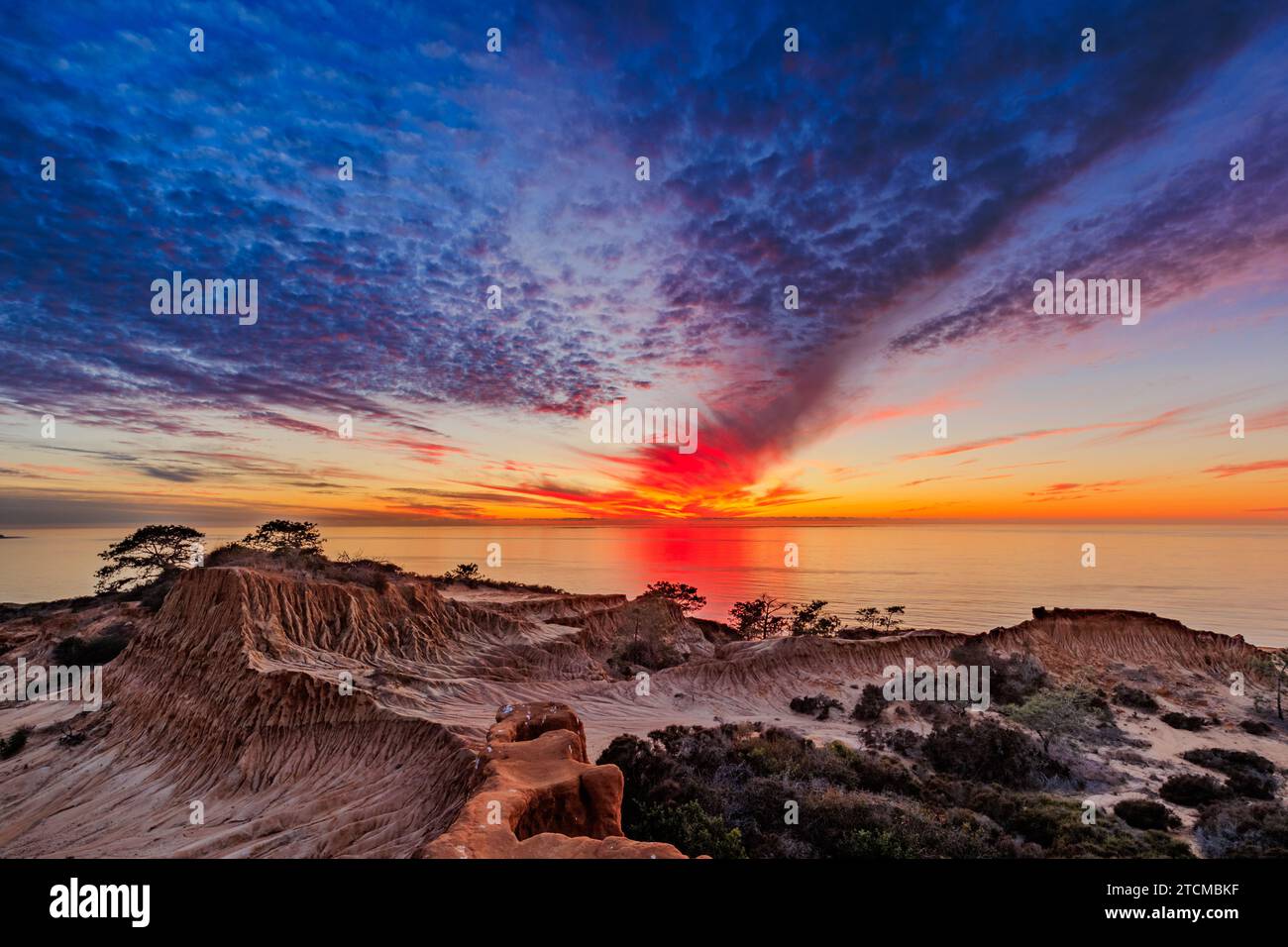 San Diego, Californie. 11 décembre 2023. Des formations nuageuses spectaculaires se forment au coucher du soleil au-dessus de Broken Hill Overlook dans la réserve d'État de Torrey Pines. Banque D'Images
