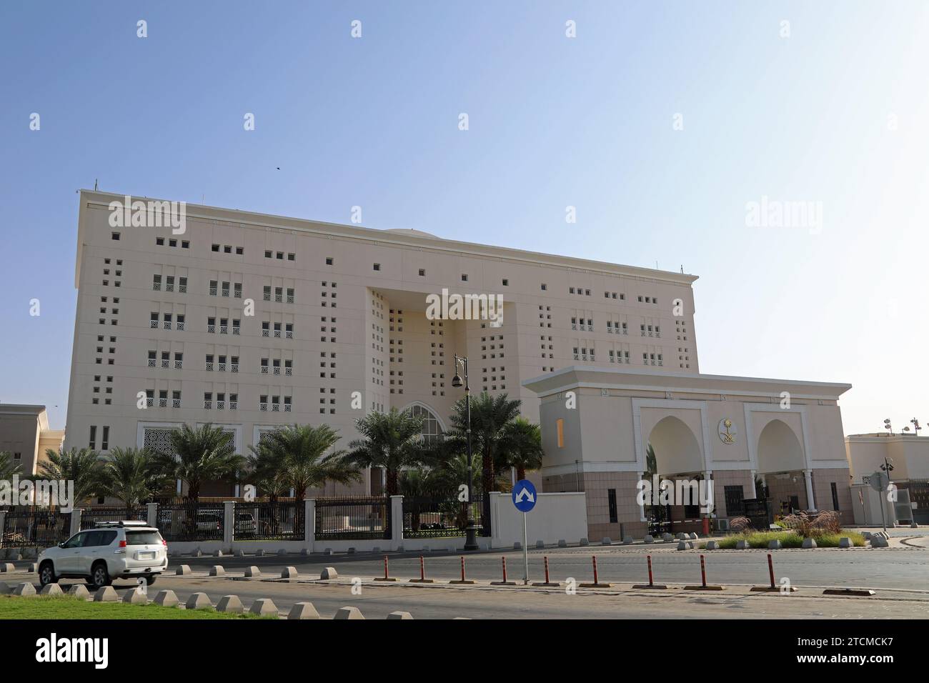 Bâtiment avec le logo du gouvernement dans la ville sainte de Médine en Arabie Saoudite Banque D'Images