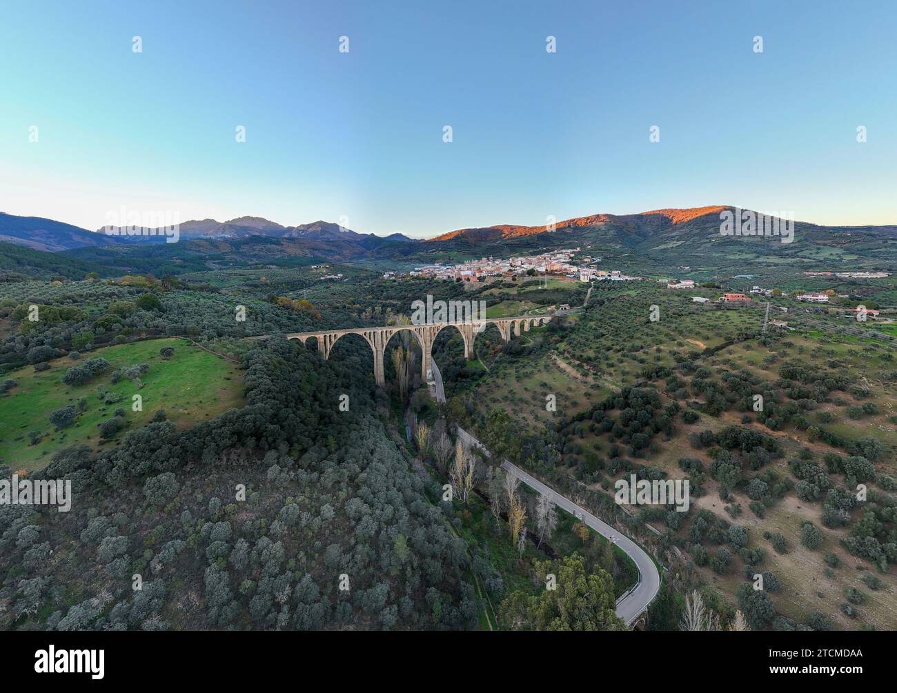 Le Viaducto de Guadalupe un pont construit pour relier Madrid à l'Estrémadure et Andalucía en train Banque D'Images