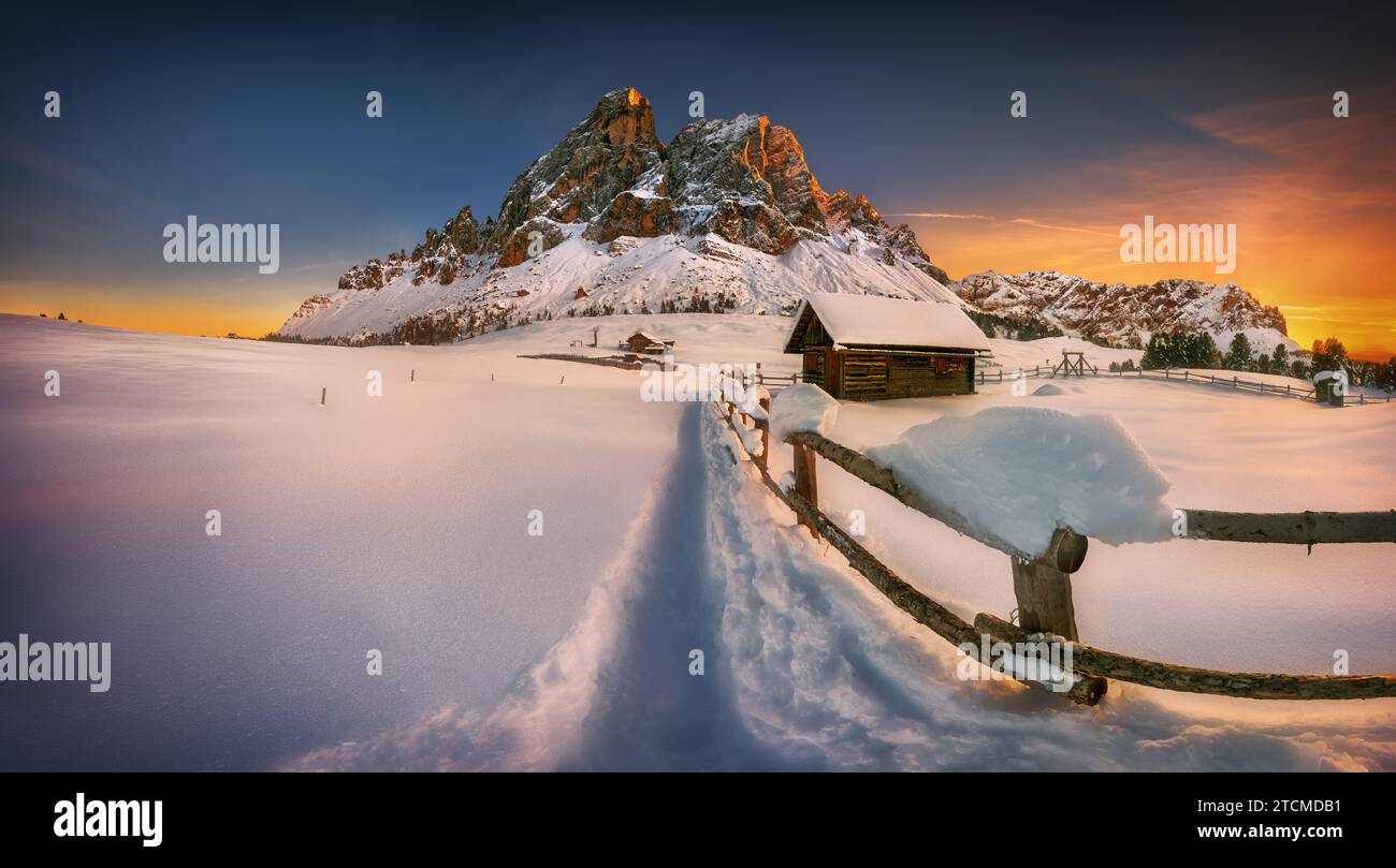 Les lumières du lever du soleil , Passo Delle Erbe, vallée de Funes, Tyrol du Sud, Italie Banque D'Images