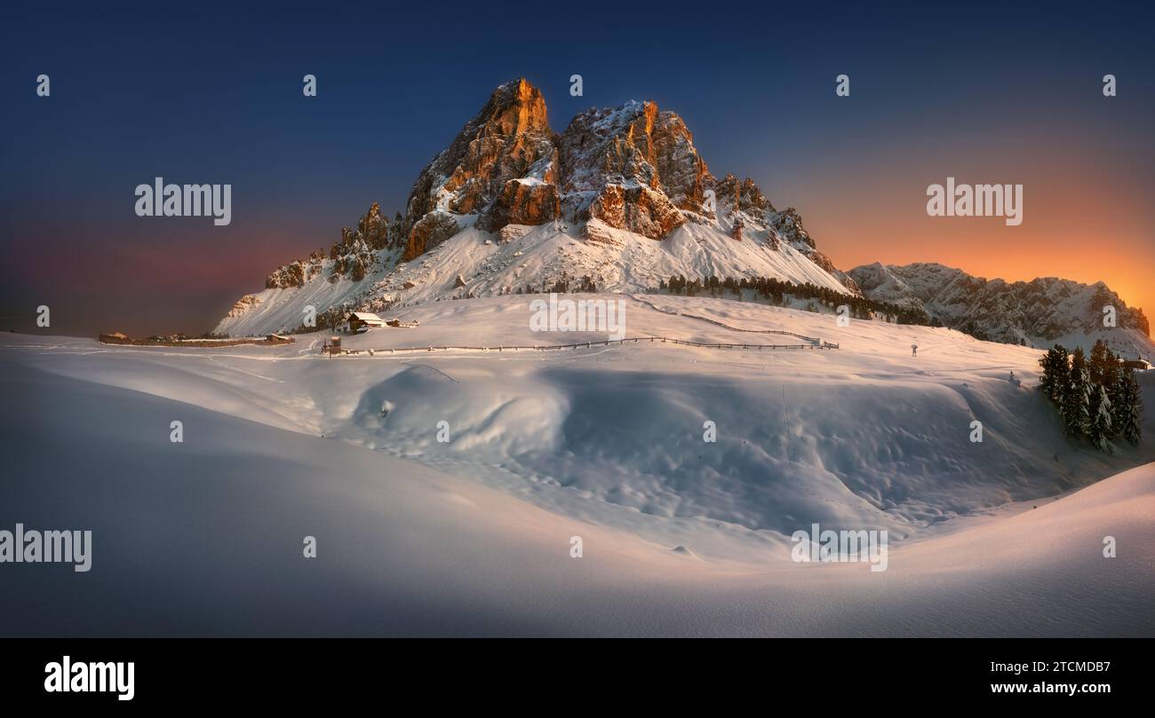 Les lumières du lever du soleil , Passo Delle Erbe, vallée de Funes, Tyrol du Sud, Italie Banque D'Images