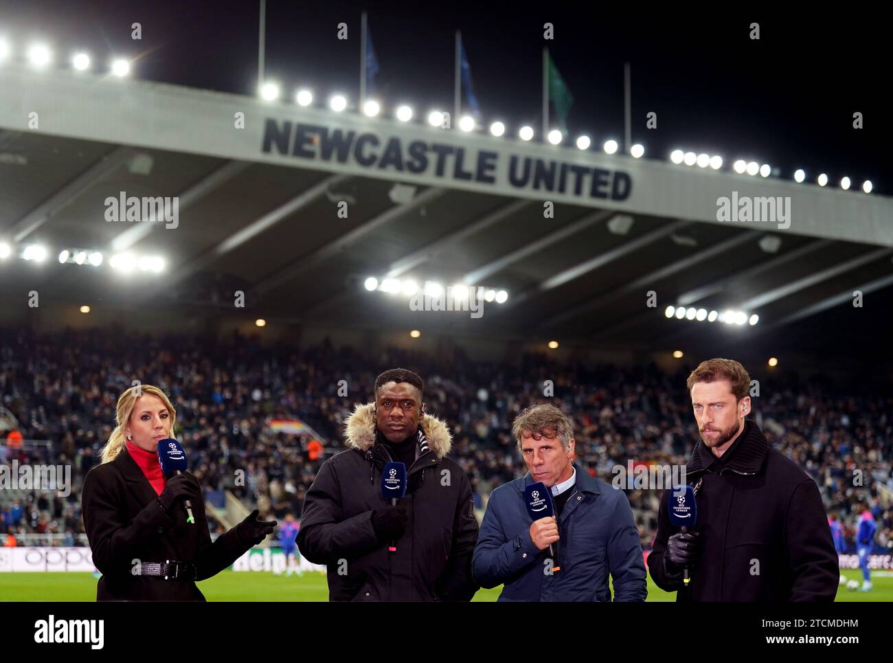 La journaliste italienne Giulia Mizzoni aux côtés des anciens joueurs Clarence Seedorf, Gianfranco Zola et Claudio Marchisio avant le match de l'UEFA Champions League, Groupe F à St James' Park, Newcastle. Date de la photo : mercredi 13 décembre 2023. Banque D'Images