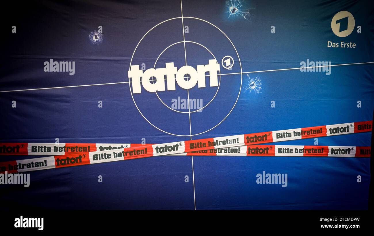 TATORT Münster, Kino Premiere Plakatwand mit Tatort logo. Münster, Rhénanie-du-Nord-Westphalie, DEU, Deutschland, 06.12.2023 *** TATORT Münster, panneau d'affichage pour la première fois au cinéma avec logo Tatort Münster, Rhénanie du Nord-Westphalie, DEU, Allemagne, 06 12 2023 Banque D'Images