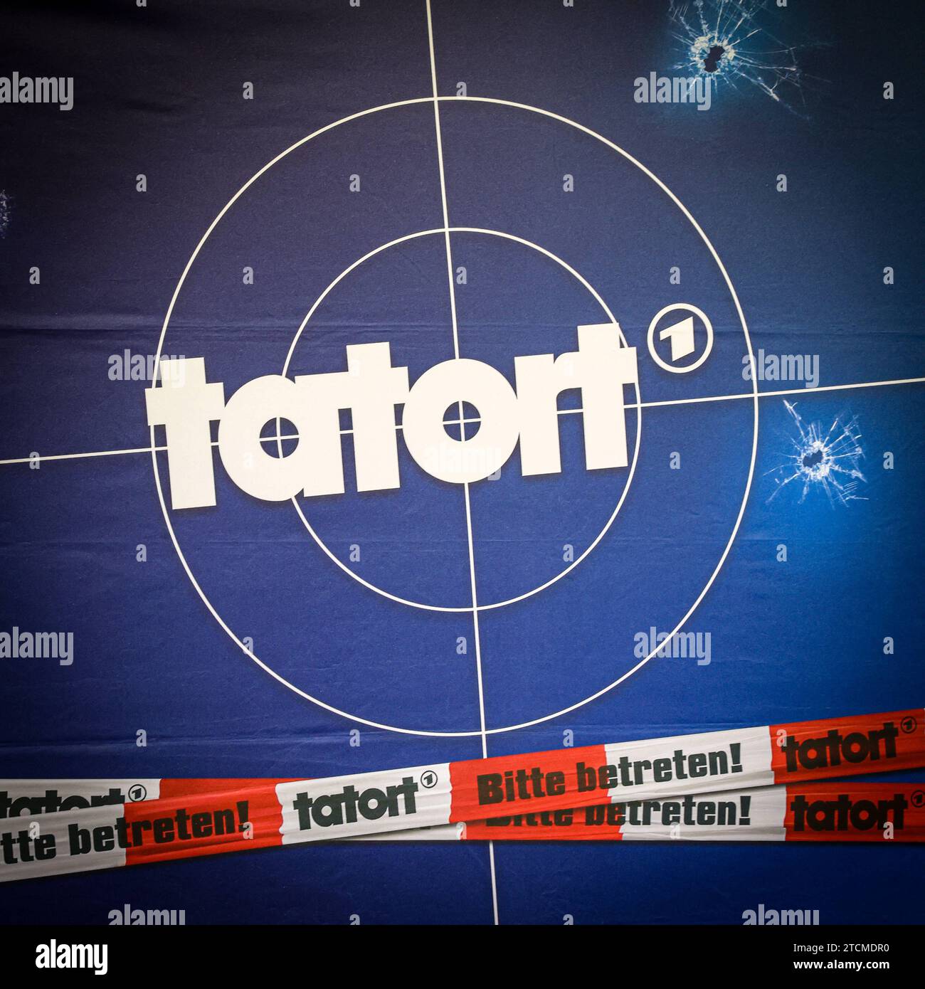 TATORT Münster, Kino Premiere Plakatwand mit Tatort logo. Münster, Rhénanie-du-Nord-Westphalie, DEU, Deutschland, 06.12.2023 *** TATORT Münster, panneau d'affichage pour la première fois au cinéma avec logo Tatort Münster, Rhénanie du Nord-Westphalie, DEU, Allemagne, 06 12 2023 Banque D'Images
