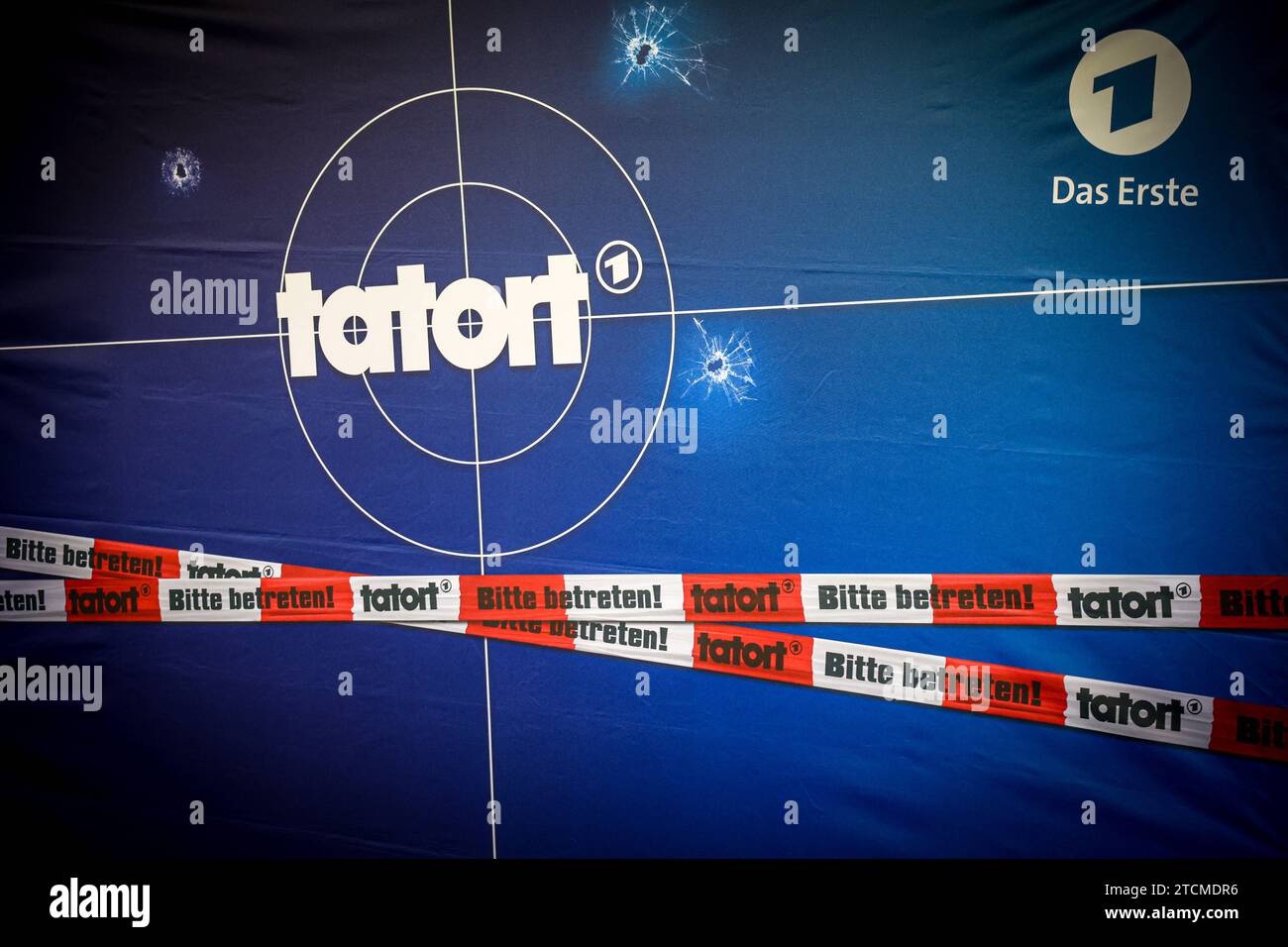 TATORT Münster, Kino Premiere Plakatwand mit Tatort logo. Münster, Rhénanie-du-Nord-Westphalie, DEU, Deutschland, 06.12.2023 *** TATORT Münster, panneau d'affichage pour la première fois au cinéma avec logo Tatort Münster, Rhénanie du Nord-Westphalie, DEU, Allemagne, 06 12 2023 Banque D'Images