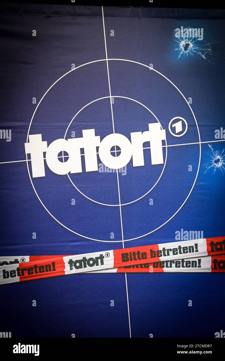 TATORT Münster, Kino Premiere Plakatwand mit Tatort logo. Münster, Rhénanie-du-Nord-Westphalie, DEU, Deutschland, 06.12.2023 *** TATORT Münster, panneau d'affichage pour la première fois au cinéma avec logo Tatort Münster, Rhénanie du Nord-Westphalie, DEU, Allemagne, 06 12 2023 Banque D'Images