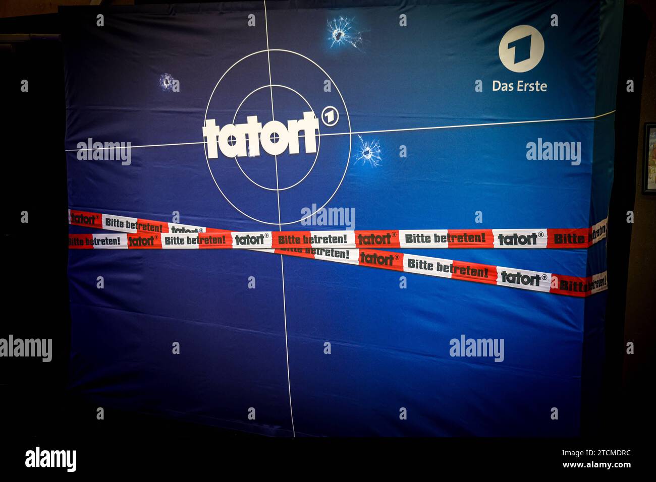 TATORT Münster, Kino Premiere Plakatwand mit Tatort logo. Münster, Rhénanie-du-Nord-Westphalie, DEU, Deutschland, 06.12.2023 *** TATORT Münster, panneau d'affichage pour la première fois au cinéma avec logo Tatort Münster, Rhénanie du Nord-Westphalie, DEU, Allemagne, 06 12 2023 Banque D'Images