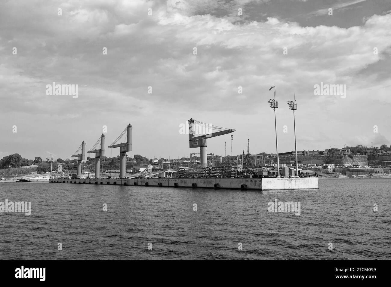 Manaus, Brésil - 04 décembre 2015: Grue de construction industrielle dans le port de cargaison Banque D'Images