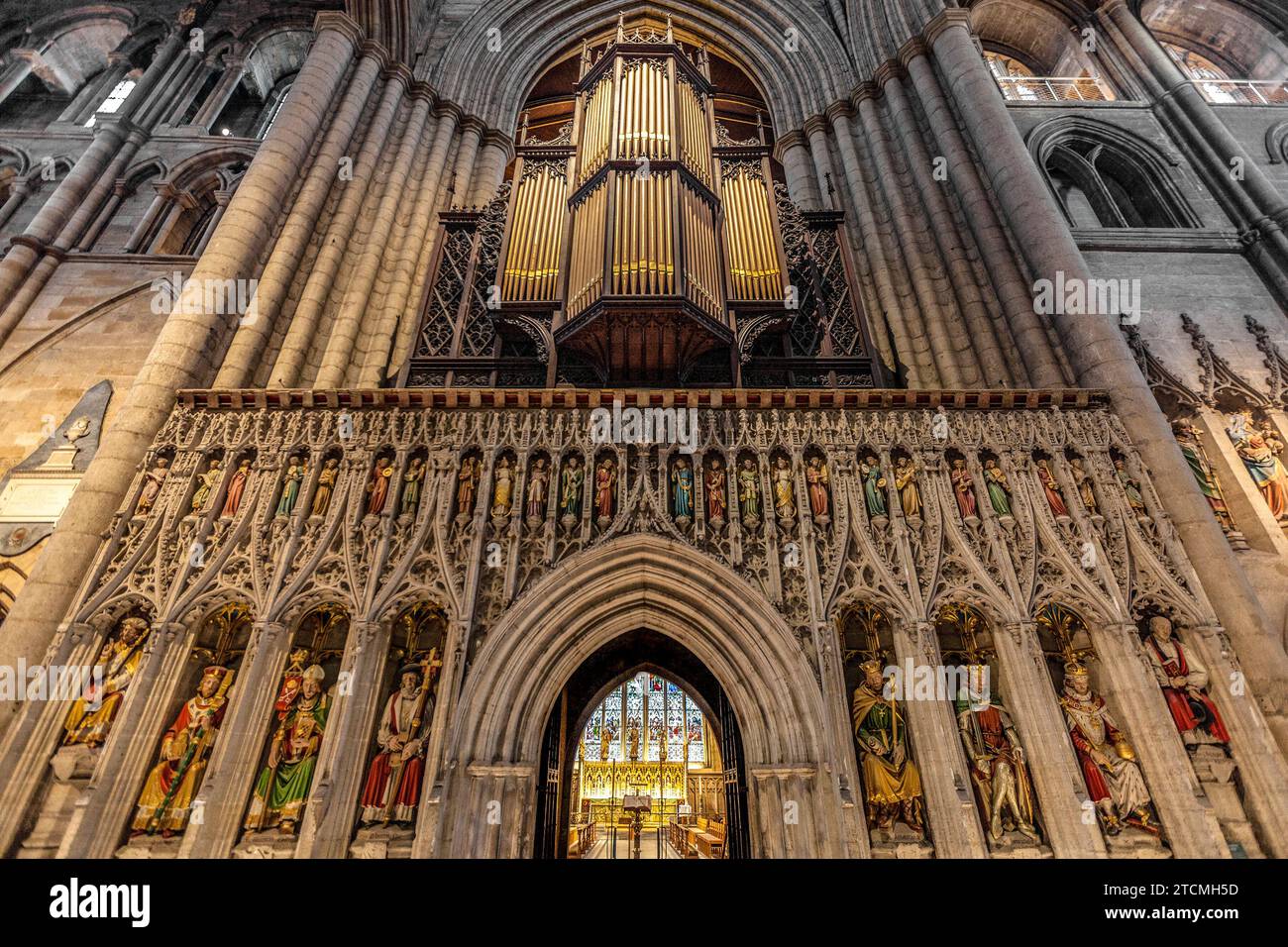 Statues de rois et d'évêques sur l'écran de chœur de la cathédrale de Ripon, North Yorkshire, Angleterre Banque D'Images