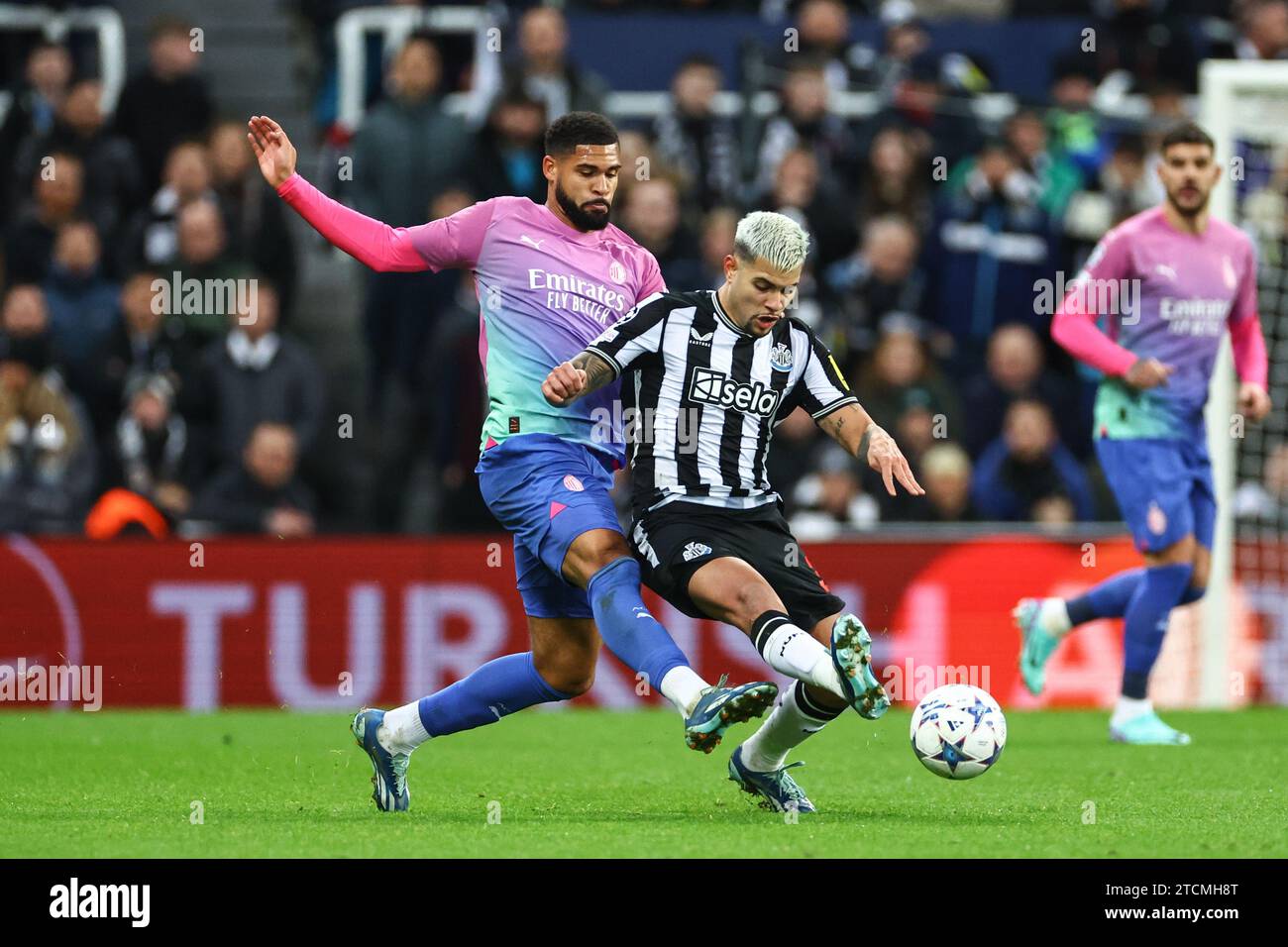 Newcastle, Royaume-Uni. 13 décembre 2023. Bruno Guimarães #39 de Newcastle United efface le ballon sous la pression de Ruben Loftus-Cheek #8 de l'AC Milan lors du match de l'UEFA Champions League Newcastle United vs AC Milan à St. James's Park, Newcastle, Royaume-Uni, 13 décembre 2023 (photo Mark Cosgrove/News Images) crédit : News Images LTD/Alamy Live News Banque D'Images