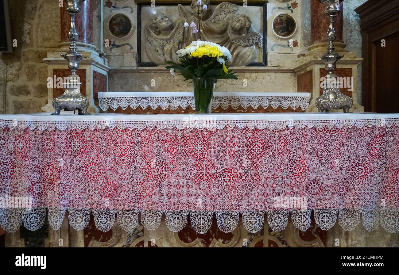 Pag, Croatie, 2 septembre 2023. Dentelle blanche traditionnelle faite à la main sur l'autel dans une église dans la ville croate de Pag Banque D'Images
