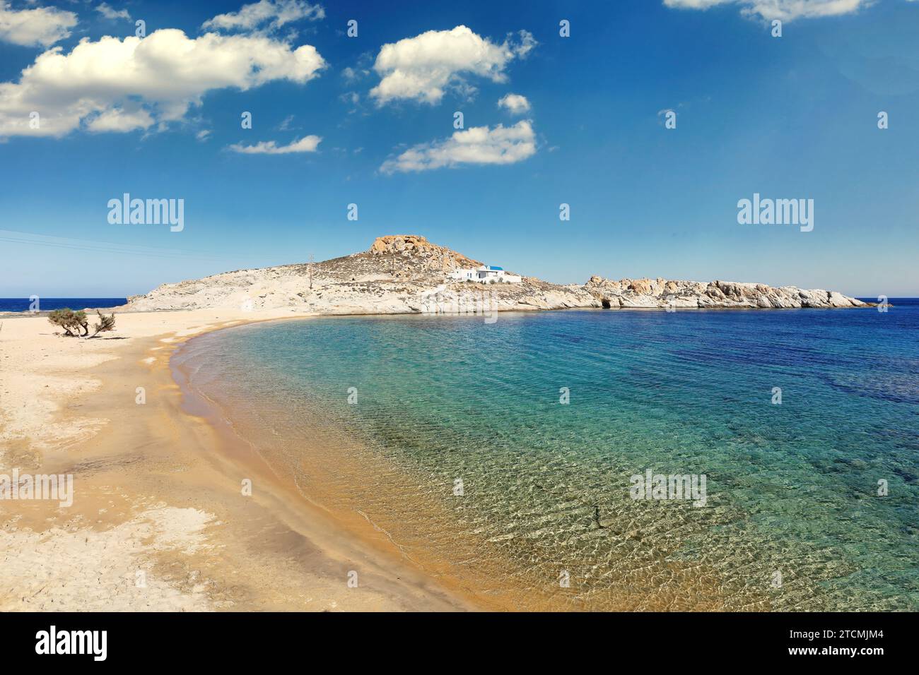 La plage de sable Agios Sostis avec la chapelle homonyme de l'île de Serifos dans les Cyclades, Grèce Banque D'Images