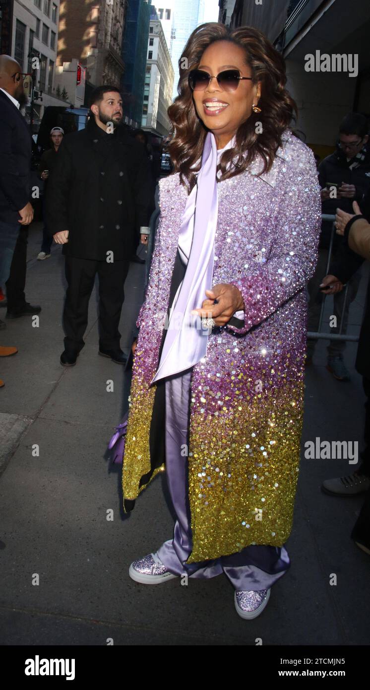 NEW YORK, NY - DÉCEMBRE 12 : Oprah Winfrey et les acteurs du nouveau film The Color Purple visitent l'Empire State Building à New York. 12 décembre 2023. Droit d'auteur : xRWx Banque D'Images