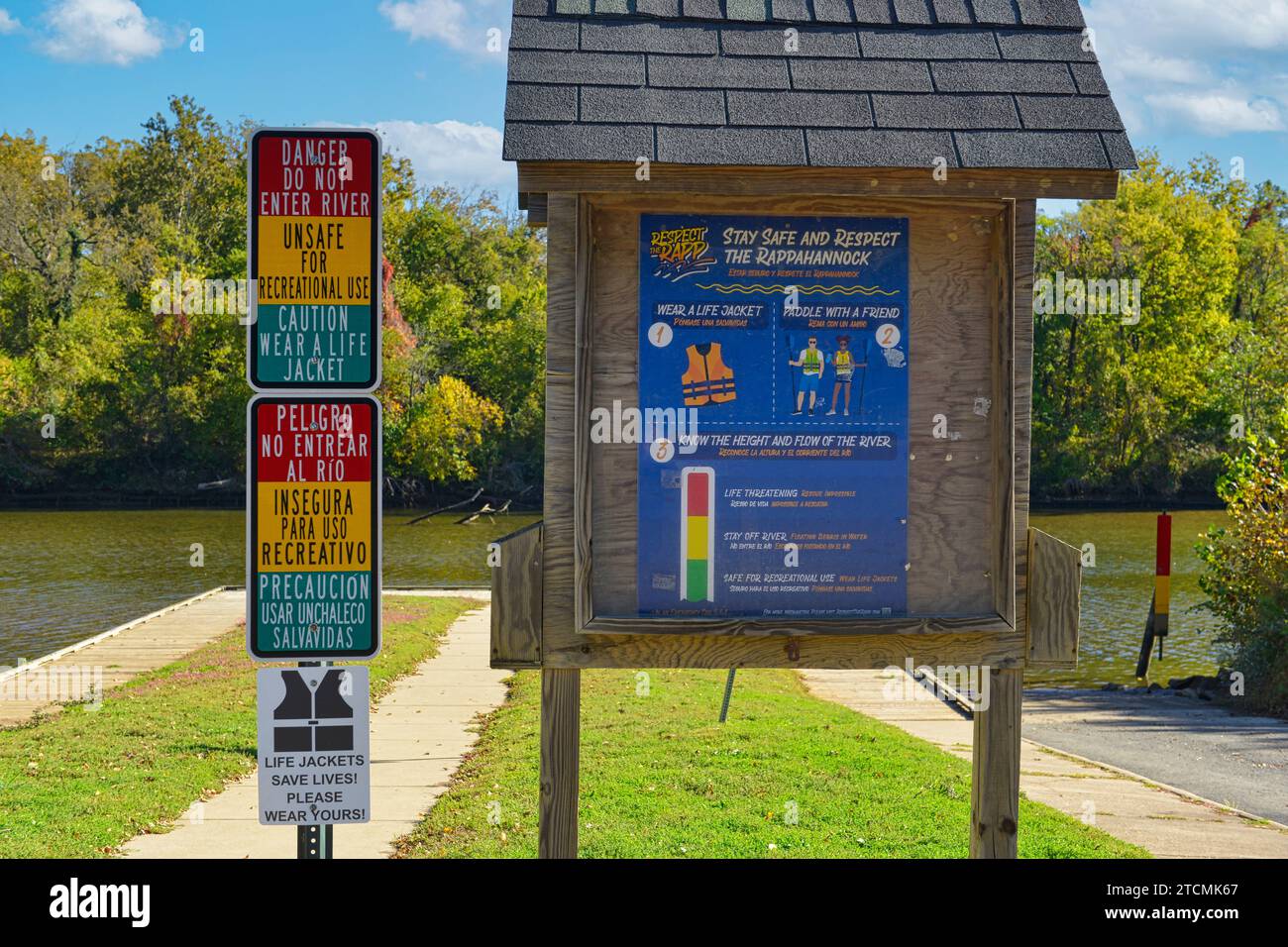 Signes de danger en anglais et en espagnol sur les rives de la rivière Rappahannock à Fredericksburg, Virginie Banque D'Images