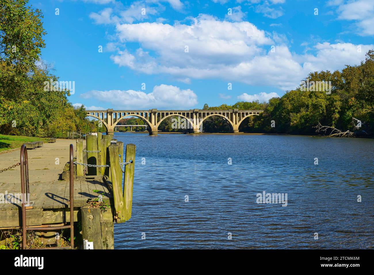 Pont ferroviaire sur la rivière Rappahannock à City Rock Park à Fredericksburg, Virginie Banque D'Images