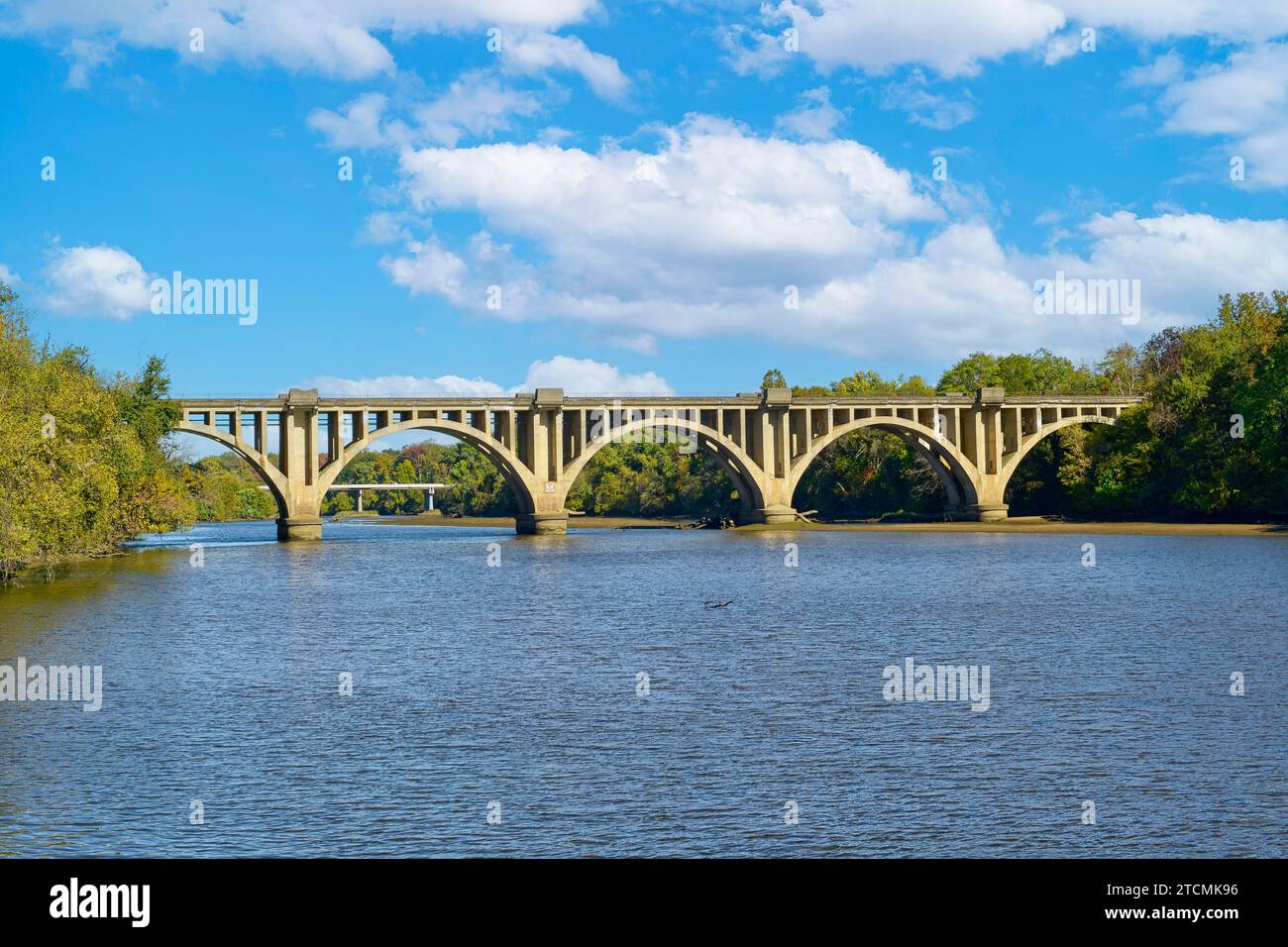 Pont ferroviaire sur la rivière Rappahannock à City Rock Park à Fredericksburg, Virginie Banque D'Images