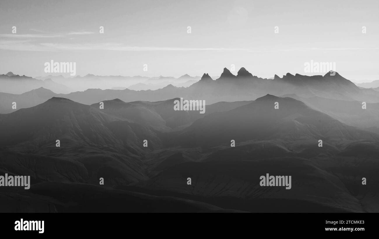 Panorama des sommets alpins en été sous le brouillard en France en Europe Banque D'Images