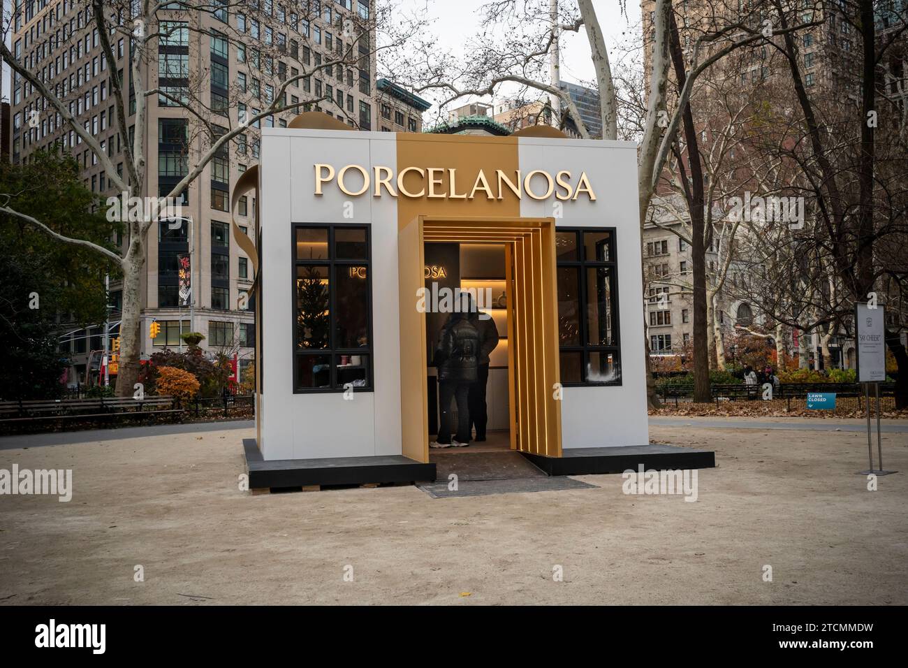 Une petite maison se dresse au Madison Square Park à New York pour l’activation de la marque du fabricant espagnol de carreaux, Porcelanosa, vue le mercredi 29 novembre 2023. (© Richard B. Levine) Banque D'Images