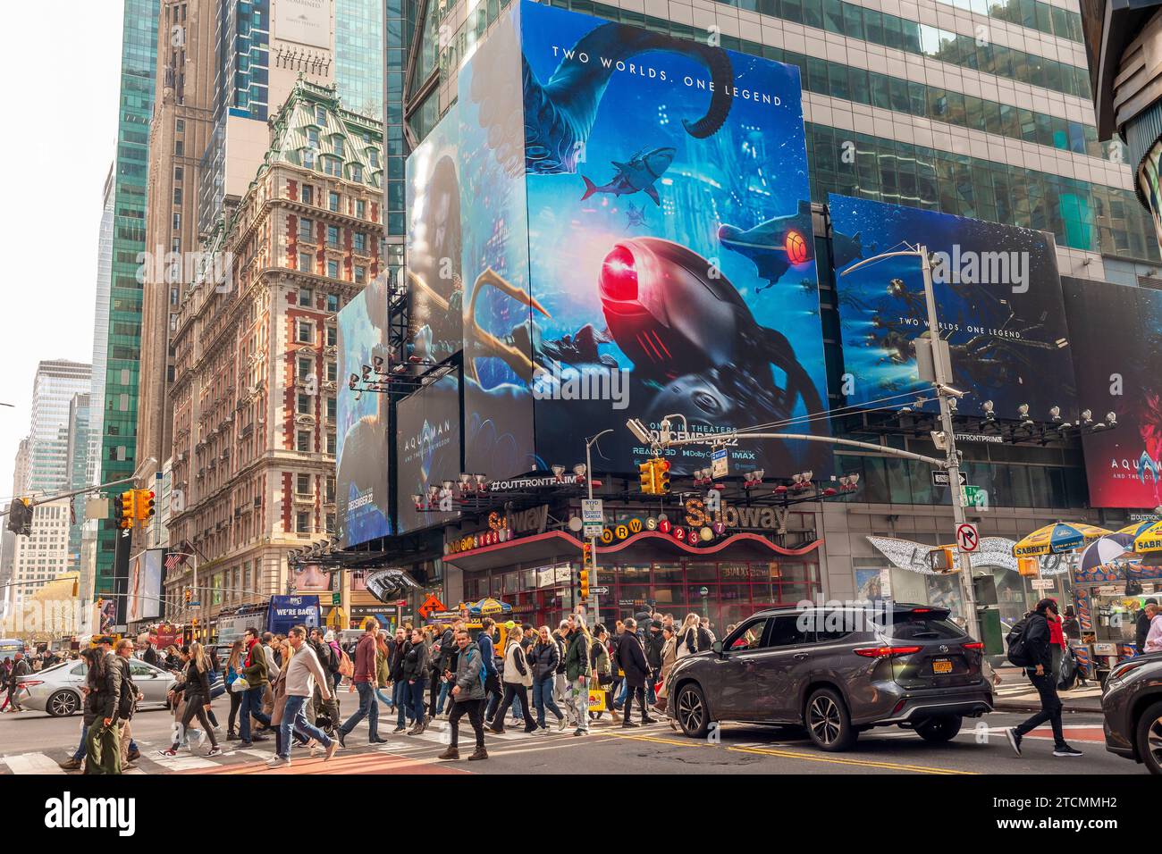 Des hordes de gens traversent West 42nd Street sous la publicité pour Warner Bros. Film « Aquaman, le Royaume perdu » à Times Square à New York le samedi 2 décembre 2023. Le film devrait sortir en décembre 22 et fait partie des franchises de DC Comics. (© Richard B. Levine) Banque D'Images