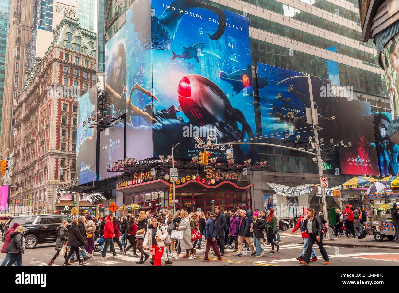 Des hordes de gens traversent West 42nd Street sous la publicité pour Warner Bros. Film « Aquaman, le Royaume perdu » à Times Square à New York le samedi 2 décembre 2023. Le film devrait sortir en décembre 22 et fait partie des franchises de DC Comics. (© Richard B. Levine) Banque D'Images