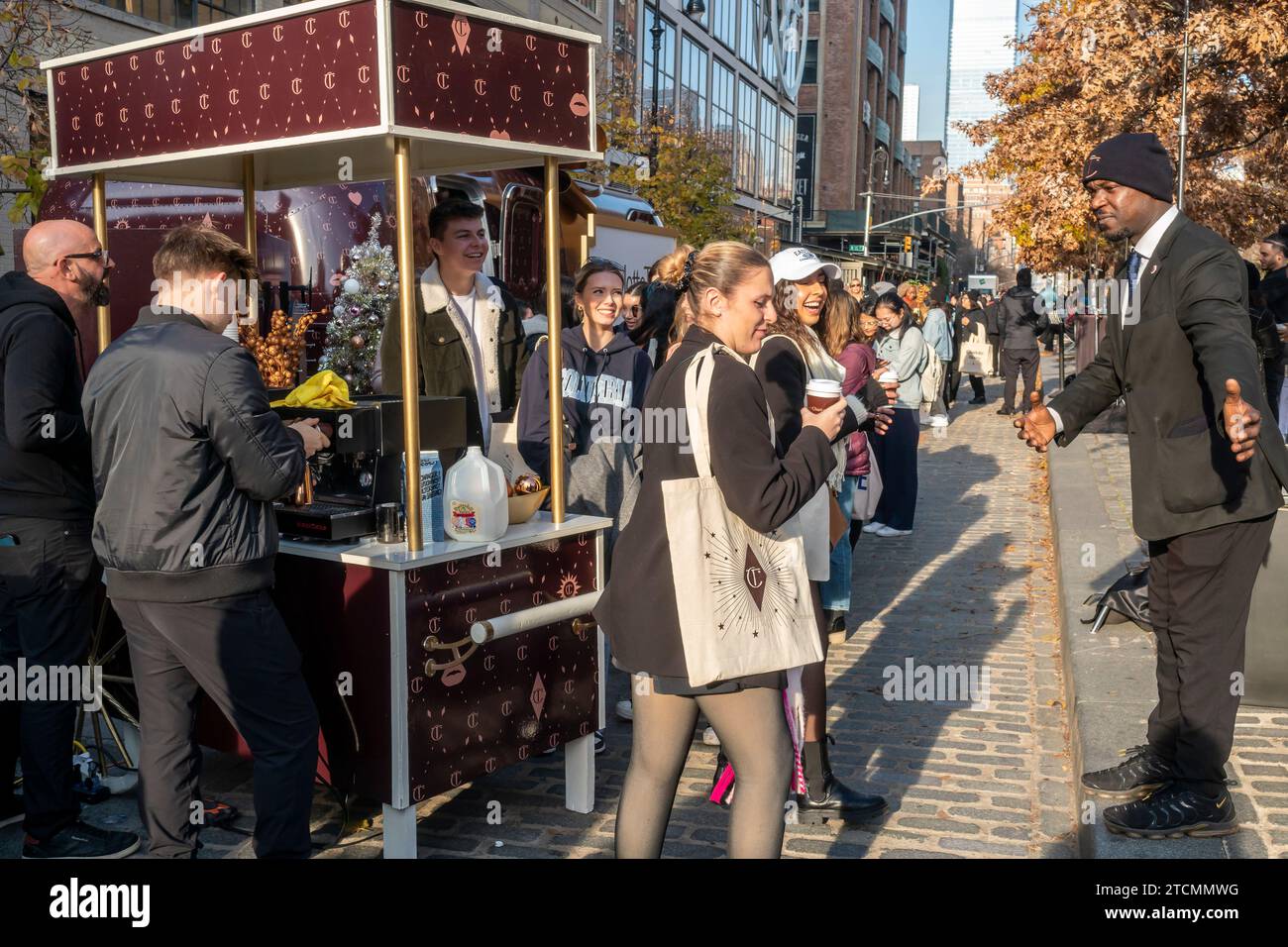 Des centaines attendent jusqu'à 2 1/2 heures lors d'une activation de la marque CharlotteTilbury dans le Meatpacking District à New York le samedi 9 décembre 2023. Les consommateurs patients ont été récompensés avec du cacao chaud et des échantillons du maquillage éponyme. (© Richard B. Levine) Banque D'Images