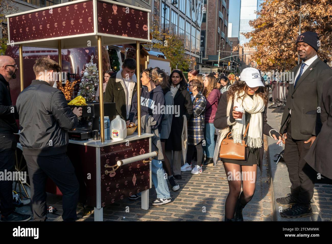 Des centaines attendent jusqu'à 2 1/2 heures lors d'une activation de la marque CharlotteTilbury dans le Meatpacking District à New York le samedi 9 décembre 2023. Les consommateurs patients ont été récompensés avec du cacao chaud et des échantillons du maquillage éponyme. (© Richard B. Levine) Banque D'Images