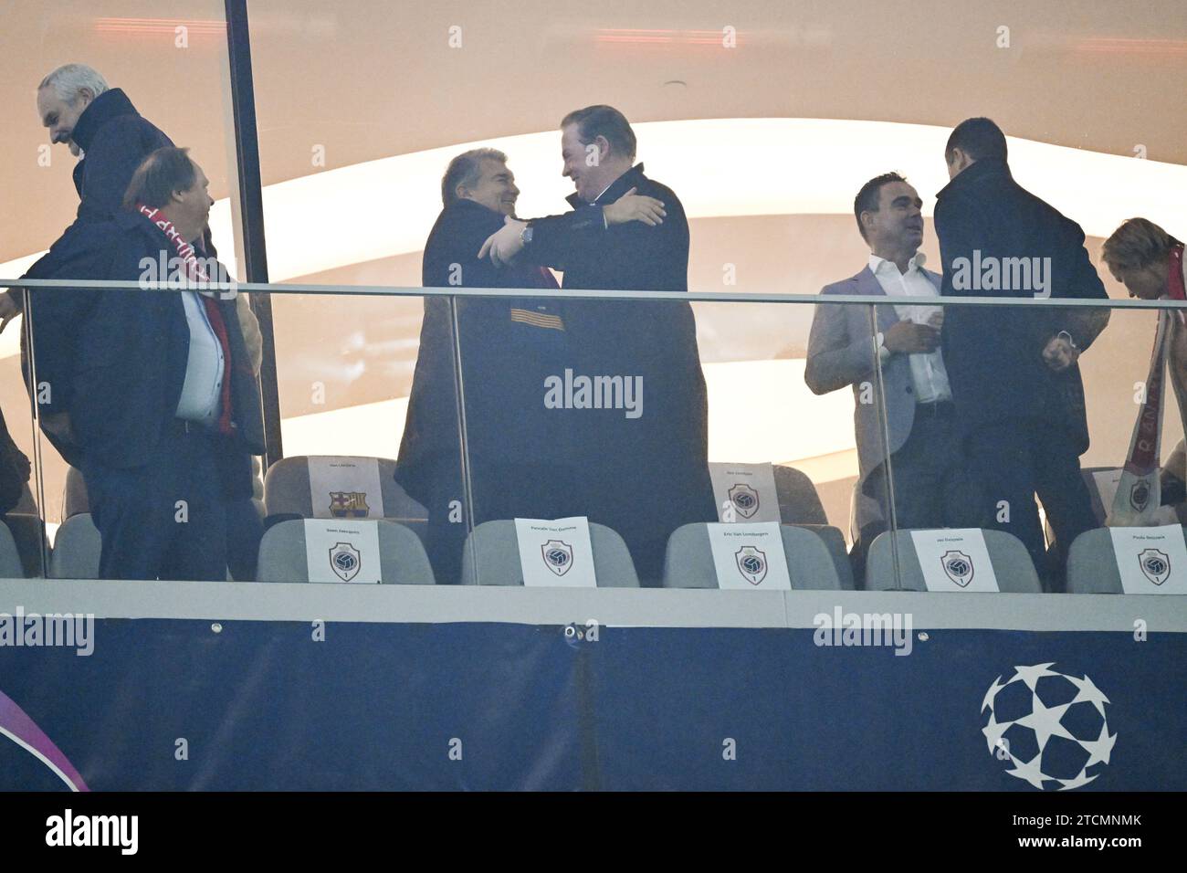 Anvers, Belgique. 13 décembre 2023. Le président du Barça Joan Laporta et le propriétaire d'Anvers Paul Gheysens photographiés avant un match entre l'équipe belge de football Royal Antwerp FC et le club espagnol FC Barcelone, à Anvers, le mercredi 13 décembre 2023, sixième jour de la phase de groupes de la Ligue des Champions, dans le groupe H. BELGA PHOTO TOM GOYVAERTS crédit : Belga News Agency/Alamy Live News Banque D'Images