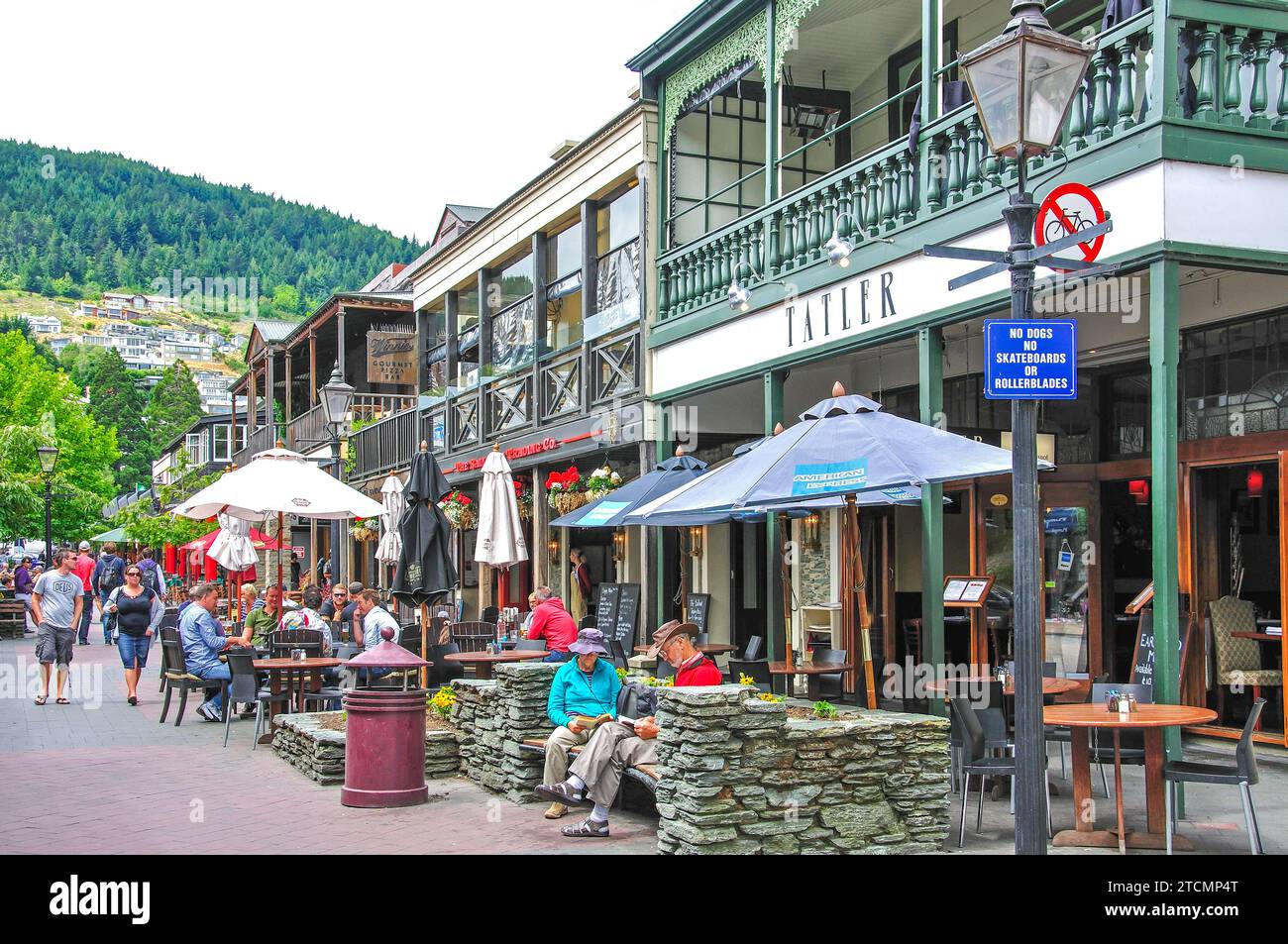 Restaurants en plein air, Centre Commercial de Queenstown, Queenstown, Otago, île du Sud, Nouvelle-Zélande Banque D'Images