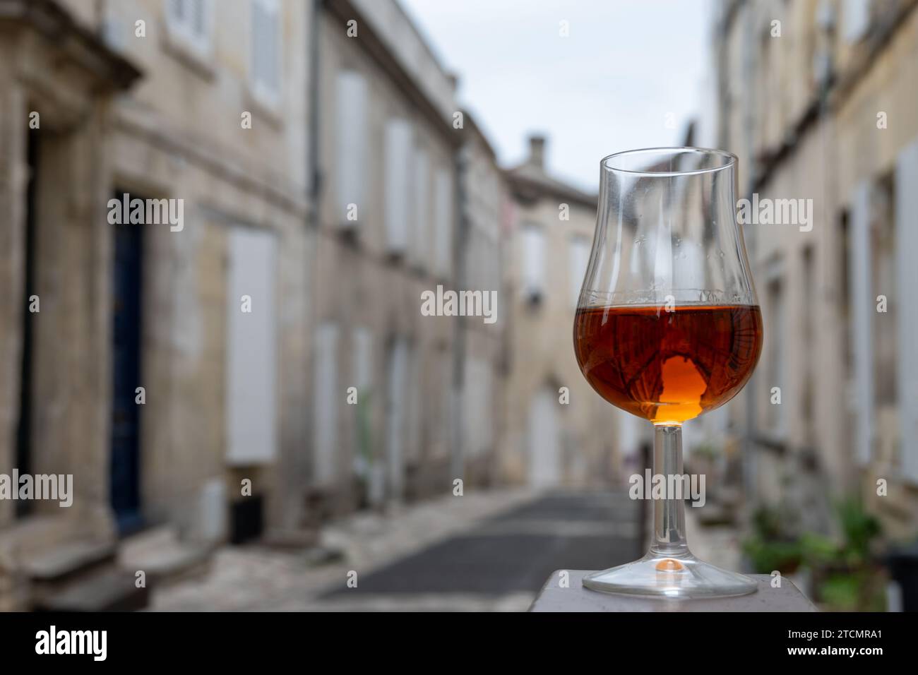 Dégustation de boisson alcoolisée au cognac, vue sur la vieille rue, maisons de la ville de Cognac, Grand Champagne, Charente, forte industrie de distillation des spiritueux, France Banque D'Images