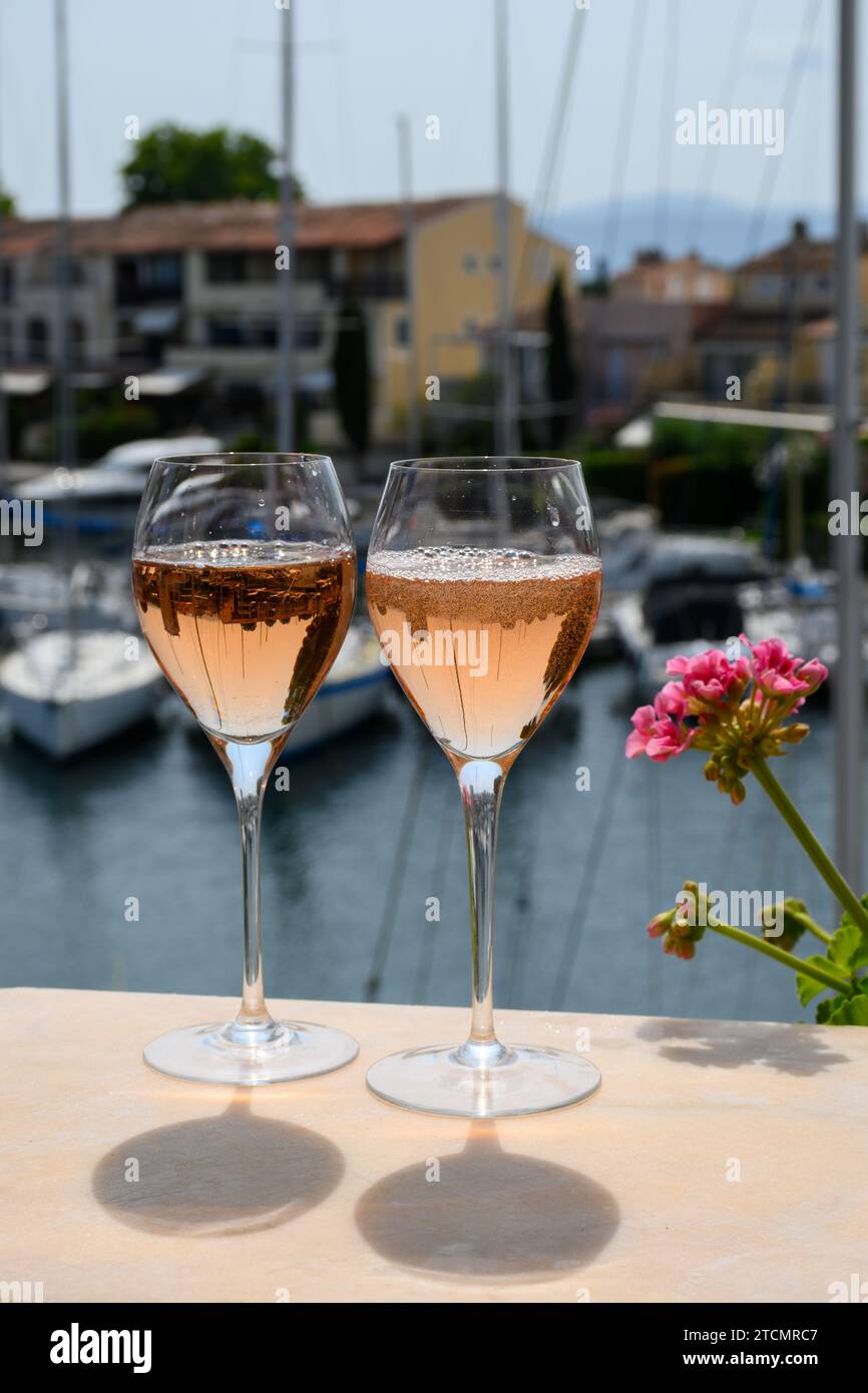 Verres de vin rose froid de Côte de Provence dans le port de plaisance de Port Grimaud, vacances d'été sur la Côte d'Azur en Provence, France. Banque D'Images