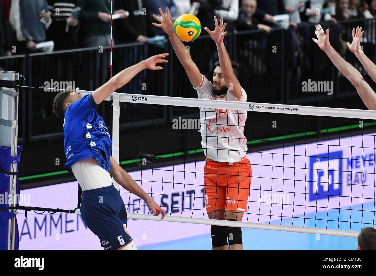 13.12.2023, LKH Arena, Lueneburg, GER ; CEV Champions League, SVG Lueneburg vs Jastrzebski Wegiel, im Bild Erik Roehrs (R?hrs Lueneburg #05) versucht sich gegen Ryan Sclater (Wegiel #10) durchzusetzen Foto ? Nordphoto GmbH/ Witke Banque D'Images