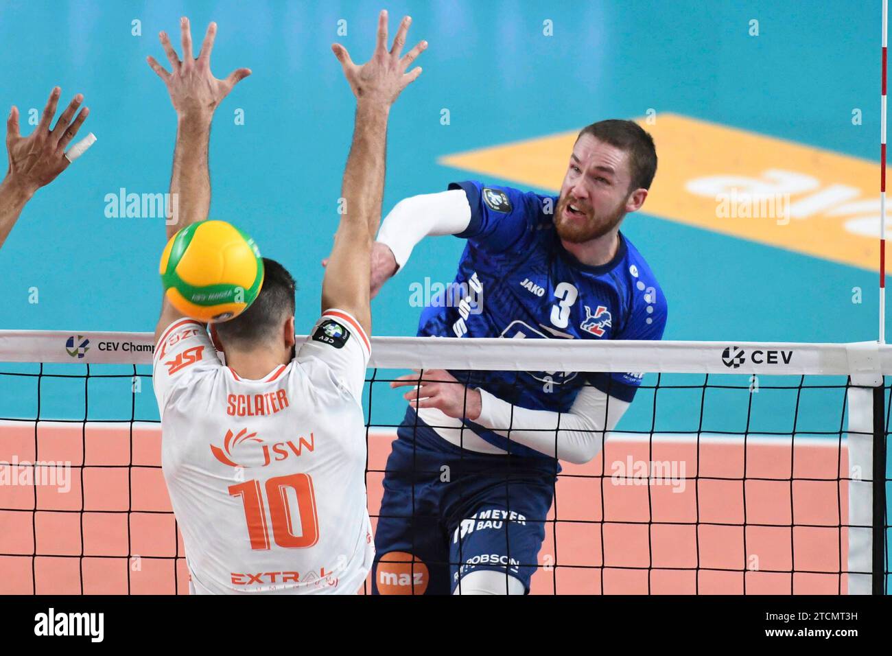 13.12.2023, LKH Arena, Lueneburg, GER ; CEV Champions League, SVG Lueneburg vs Jastrzebski Wegiel, im Bild Jesse Elser (Lueneburg #03) versucht sich gegen Ryan Sclater (Wegiel #10) durchzusetzen Foto ? Nordphoto GmbH/ Witke Banque D'Images