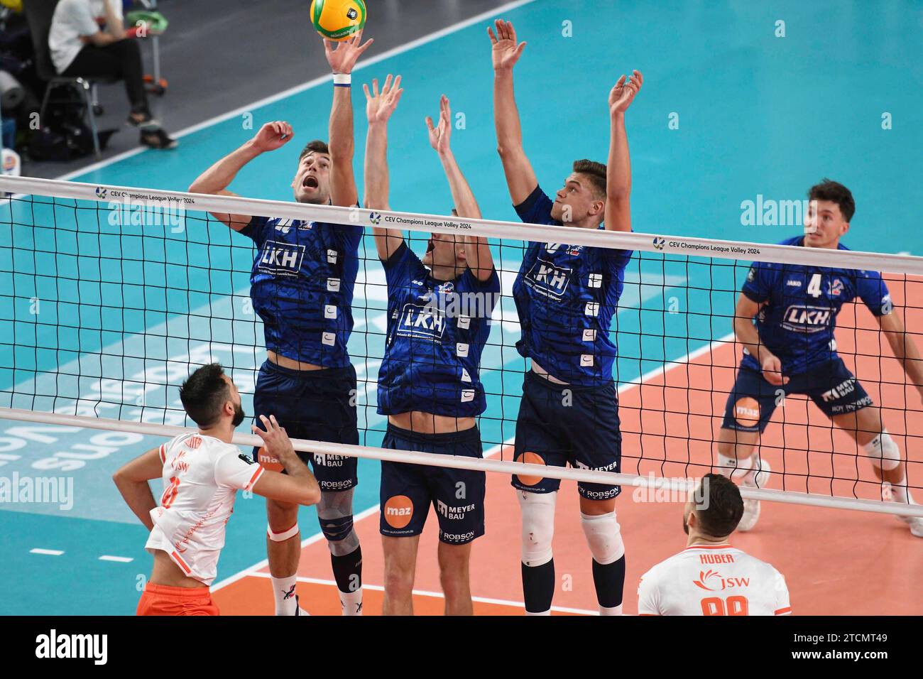 13.12.2023, LKH Arena, Lueneburg, GER ; CEV Champions League, SVG Lueneburg vs Jastrzebski Wegiel, im Bild Yann Boehme (B?hme Lueneburg #10), Joscha Kunstmann (Lueneburg #07) und Theo Mohwinkel (Lueneburg #08) versuchen sich gegen Ryan Sclater (Wegiel #10) durchzusetzen Foto ? Nordphoto GmbH/ Witke Banque D'Images