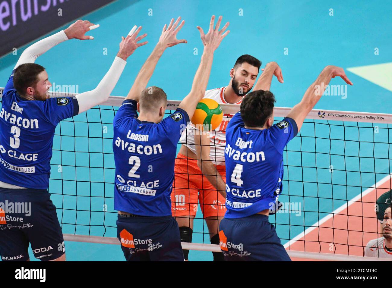 13.12.2023, LKH Arena, Lueneburg, GER ; CEV Champions League, SVG Lueneburg vs Jastrzebski Wegiel, im Bild Jesse Elser (Lueneburg #03), Blake Leeson (Lueneburg #02) und Maxwell Elgert (Lueneburg #04) versuchen sich gegen Ryan Sclater (Wegiel #10) durchzusetzen Foto ? Nordphoto GmbH/ Witke Banque D'Images