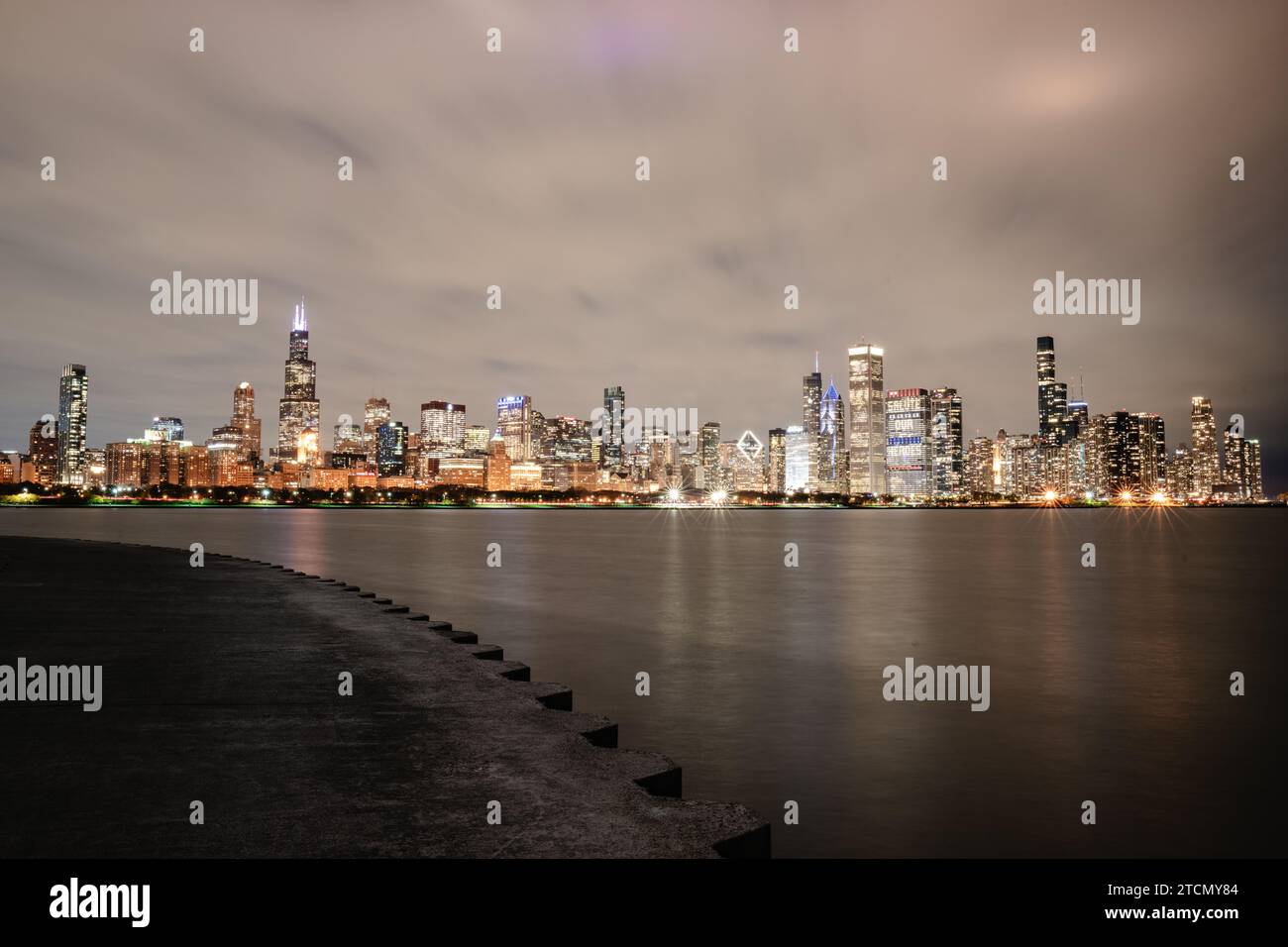 L'horizon emblématique de Chicago illuminé par le ciel nocturne, mettant en valeur les lumières éblouissantes de la ville Banque D'Images