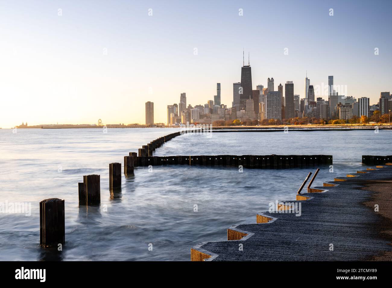 Une jetée en bois s'étendant vers l'horizon avec la Skyline de Chicago Banque D'Images