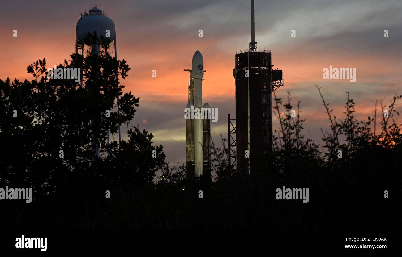 Une fusée SpaceX Falcon Heavy se trouve sur le complexe 39a du Kennedy Space Center, Floride, le lundi 11 décembre 2023. Les contrôleurs de lancement SpaceX ont décidé de «se retirer» de la tentative de lancer l'avion spatial XB-37 pour l'United States Space Force en raison d'une défaillance de l'équipement de soutien au sol. Photo de Joe Marino/UPI crédit : UPI/Alamy Live News Banque D'Images