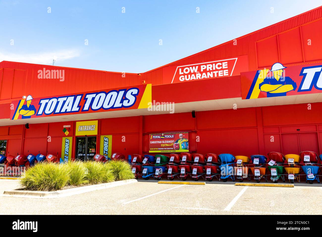 Magasin Total Tools à Wagga Wagga Australie, Total Tools vend des produits de construction pour les constructeurs et les métiers, brouettes extérieures et bétonnières. Banque D'Images