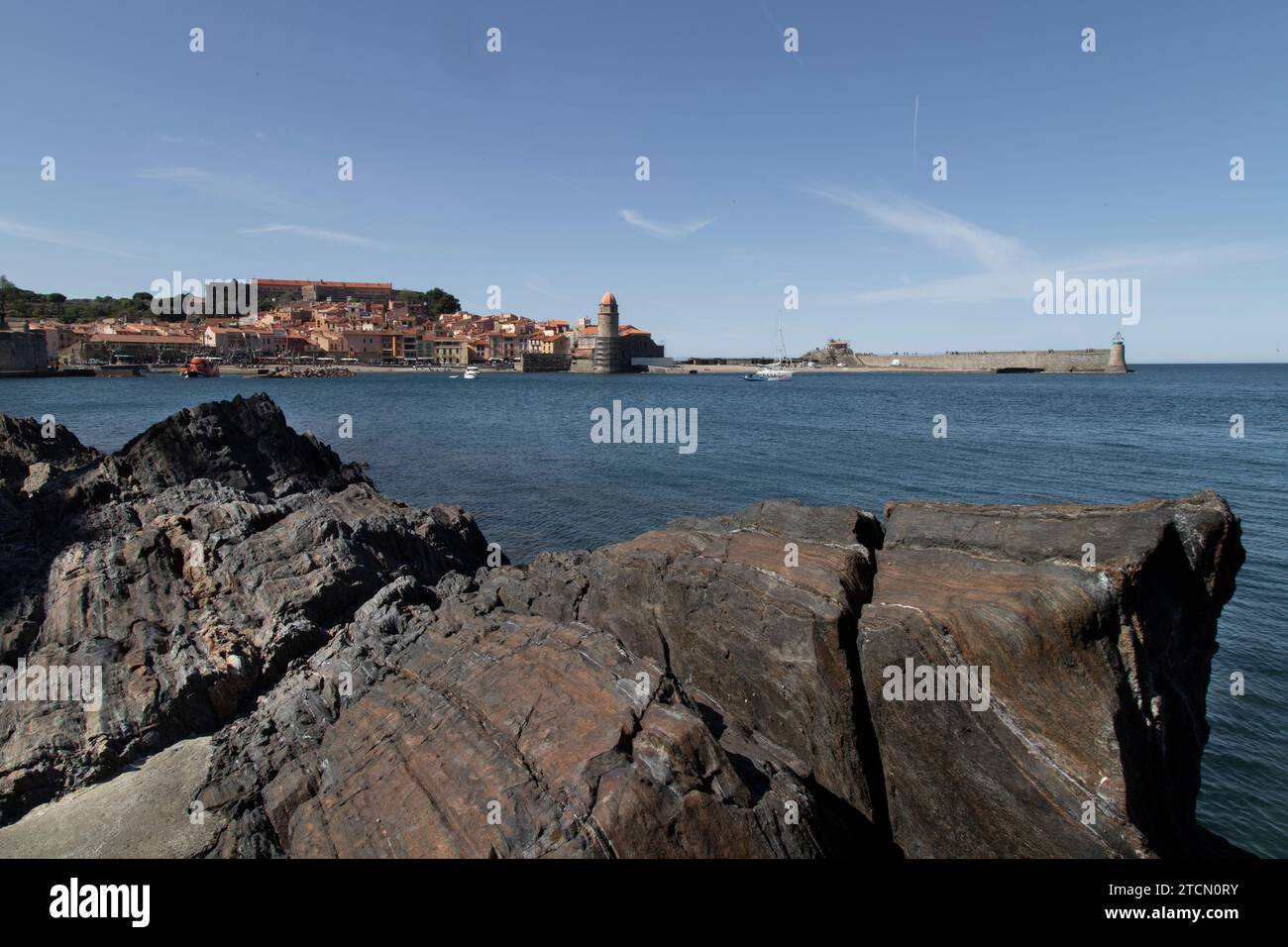 Un paysage côtier pittoresque offrant une vue sur Collioure, France Banque D'Images