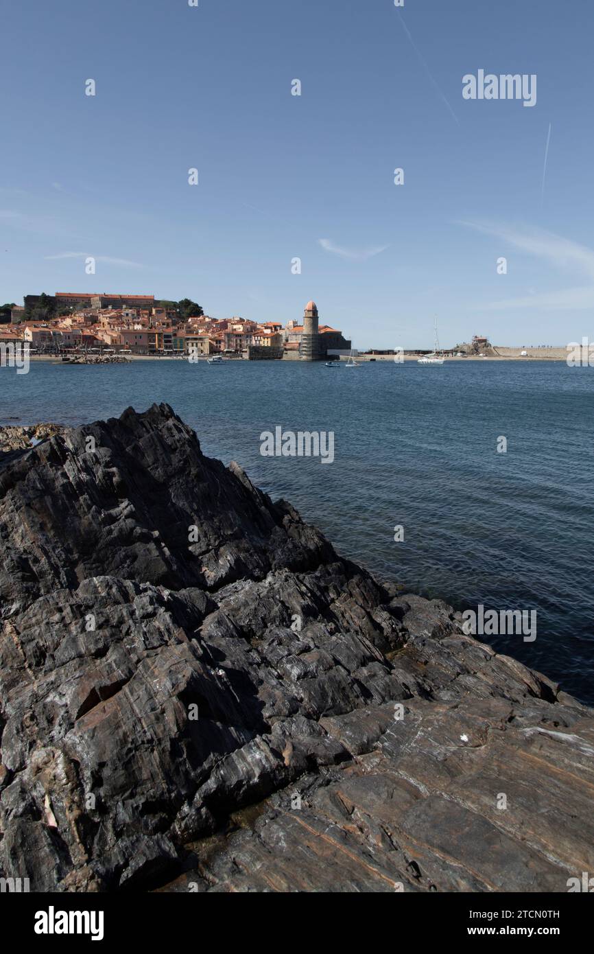 Un paysage côtier pittoresque offrant une vue sur Collioure, France Banque D'Images