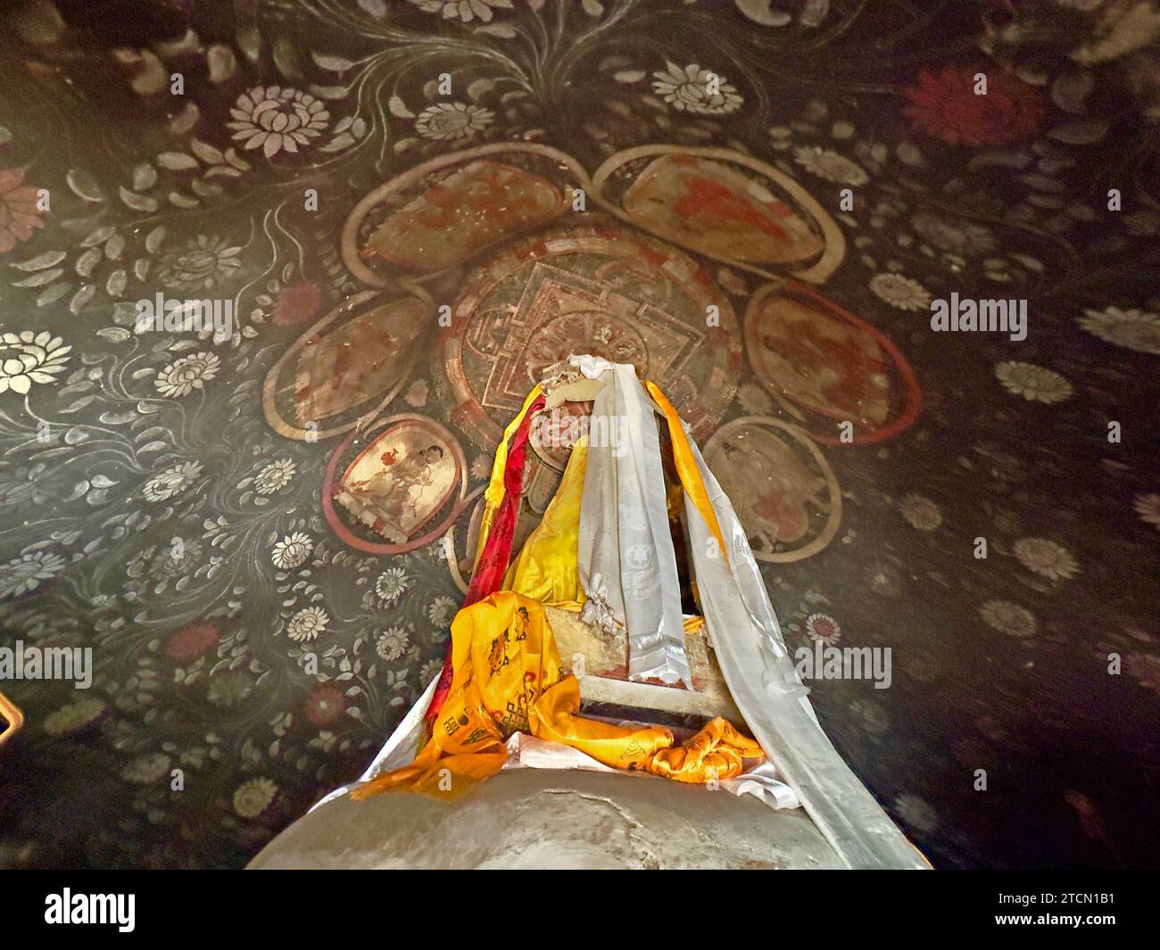 Le chorten du 14e siècle de 6 mètres de haut à Luri Gompa est construit autour d'une pierre naturelle dans une grotte au-dessus du village de Yara - Mustang District, Népal Banque D'Images